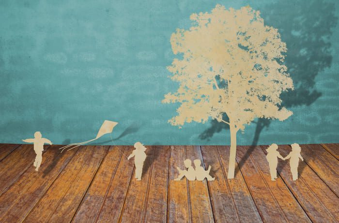 Famille autour d'un arbre